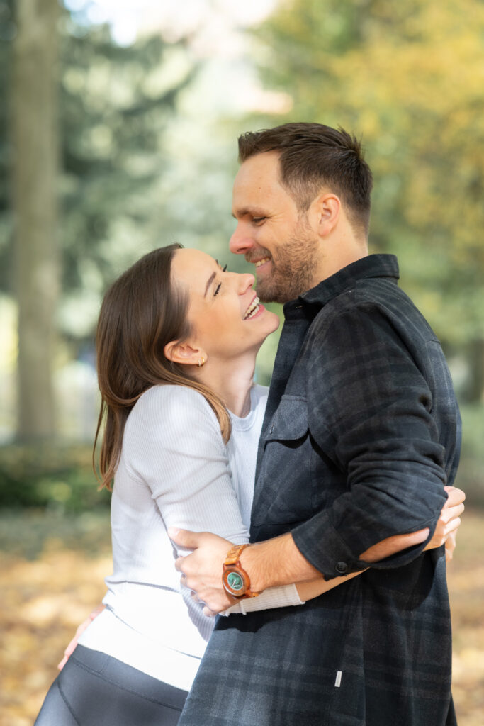 Foto eines Paares. Mann und Frau halten sich in den Armen und lächeln einander an