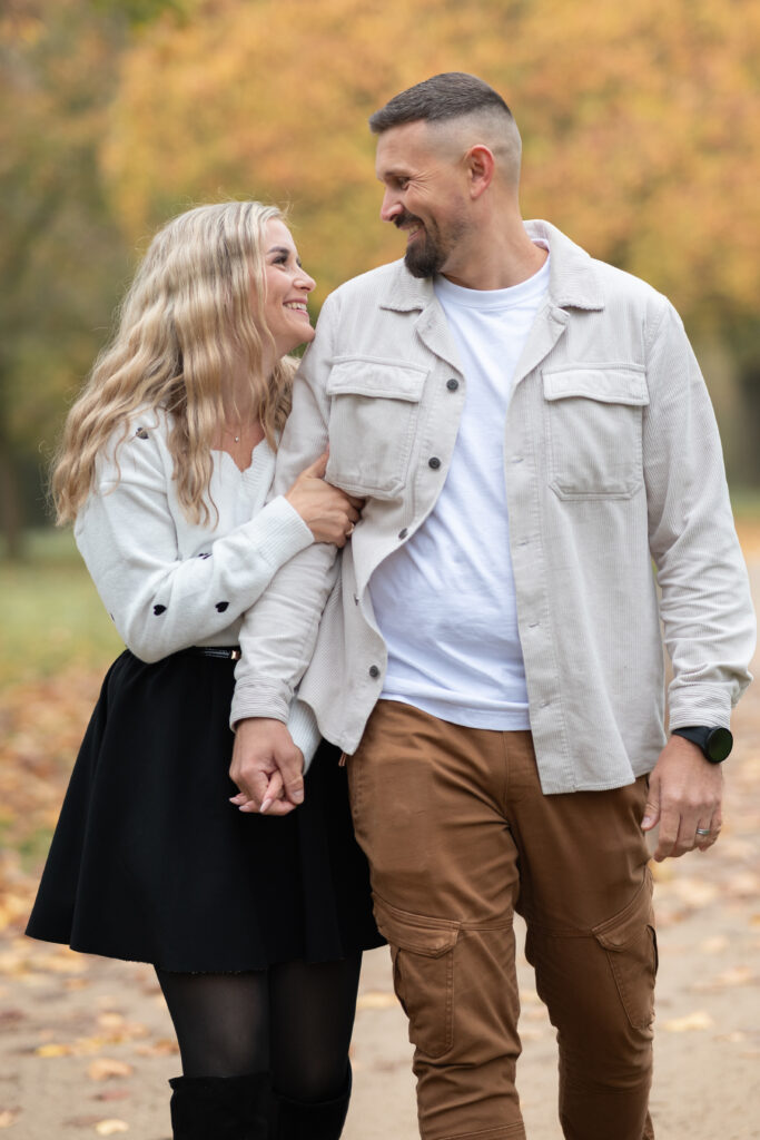 Foto eines Paares. Mann und Frau halten sich an den Händen und schauen einander an