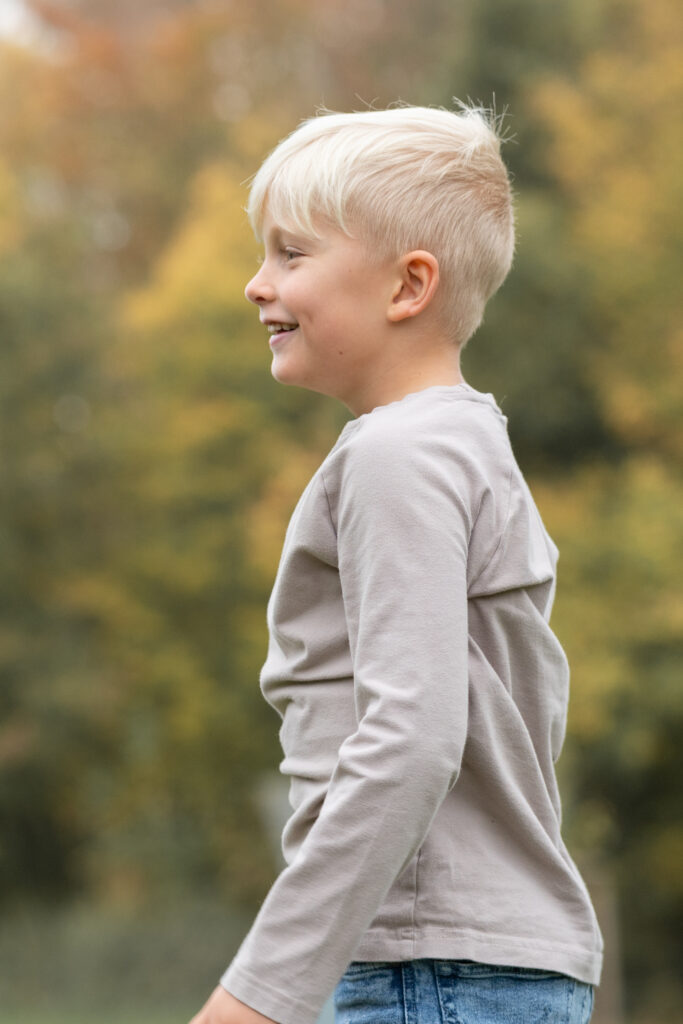 Foto eines Jungen, der zur Seite schaut