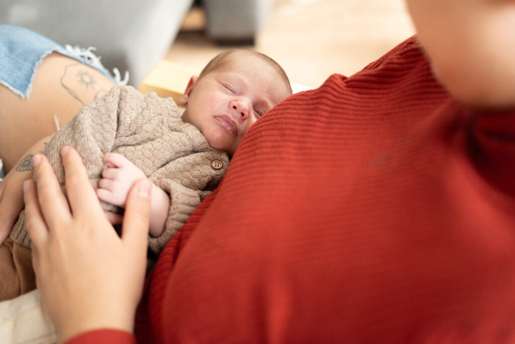 Bild eines Neugebornen Babys in Mamas Arm. Es schläft. Buche dein Fotoshooting in Mönchengladbach