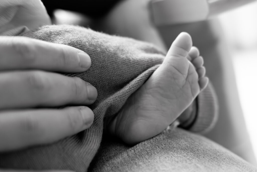 Bild eines Fußes von einem Neugeborenen Baby. Das Foto ist in schwarzweiß