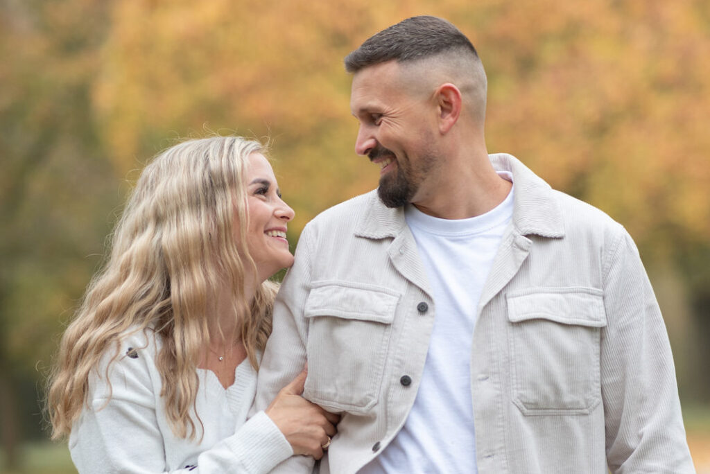 Bild eines Paares. Mann und Frau lächeln einander an. Buche dein Fotoshooting in Mönchengladbach
