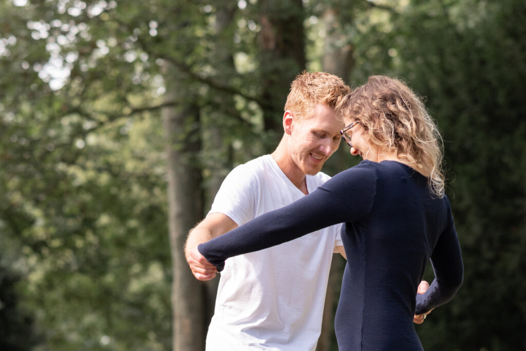 Bild eines Paares. Mann und Frau halten sich an den Händen und gehen im Kreis. Buche dein Fotoshooting in Mönchengladbach